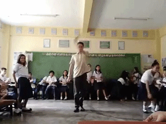 Khi bạn đam mê nhảy múa nhưng bố mẹ lại bắt làm giáo viên: Thầy giáo nhà người ta là đây chứ đâu!
