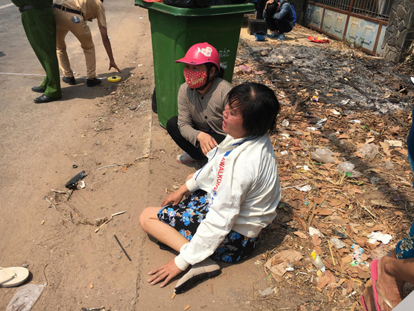 Người mẹ gào khóc thảm thiết bên thi thể con trai đi ngược chiều bị tai nạn tử vong