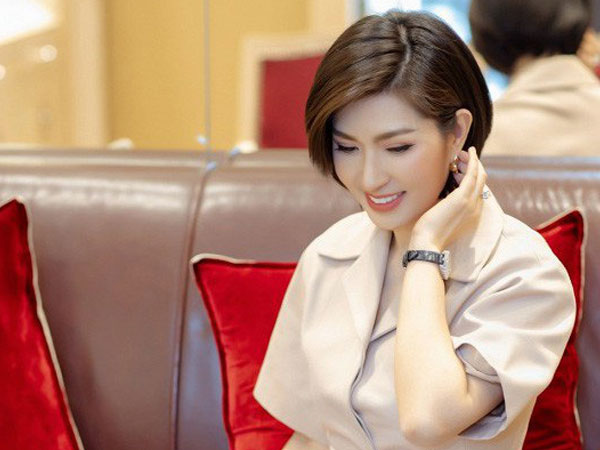 Nhan sắc rạng rỡ của nữ ca sĩ vừa trở về Việt Nam sau 15 năm biệt xứ vì scandal ảnh nóng