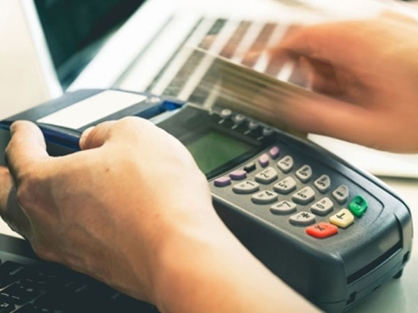 Rút tiền mặt từ thẻ tín dụng qua máy POS: Phạm pháp và nhiều rủi ro