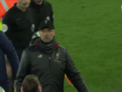VIDEO: HLV Juergen Klopp 'cay cú' khi bị cậu bé nhặt bóng vỗ tay khiêu khích