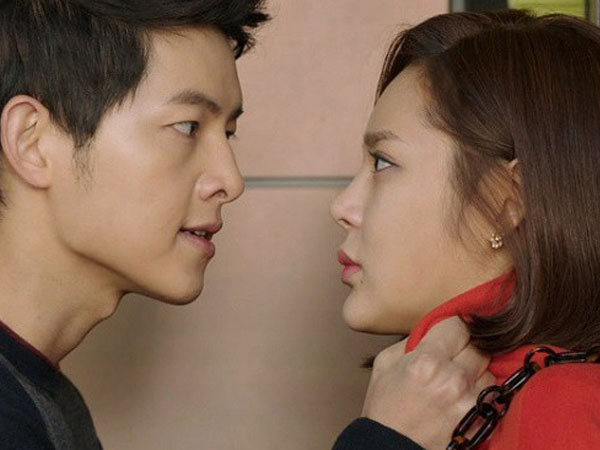 Vợ nhận được lời đề nghị không tưởng từ người đàn ông bàn kế bên khi bị chồng tát cháy má