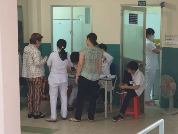 44 học sinh tiểu học ăn nhầm bột thông bồn cầu tại trường giờ ra sao?