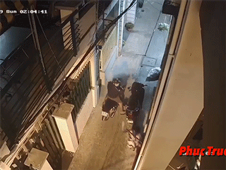 Clip: Chủ quan không đóng cốp xe trước cửa nhà, cô gái trẻ vừa mất của vừa bị tên cướp manh động đạp sõng soài ra đường
