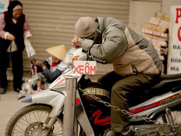 Cuộc trò chuyện trên chuyến xe ôm và lời thú nhận cuối của tài xế khiến vị khách bật khóc