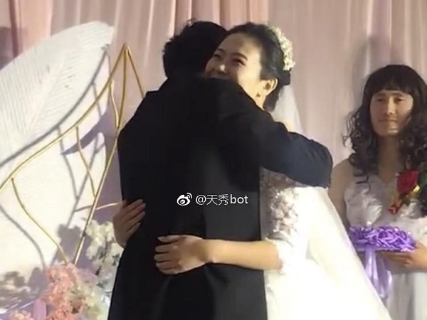 Đám cưới nhưng không đủ phù dâu, cô dâu chú rể nhanh trí xử lý khiến dân mạng được phen cười lăn lộn