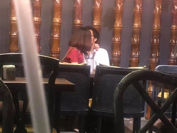 Đôi trai gái bị lên án khi ôm hôn ở quán ăn trên phố đi bộ Nguyễn Huệ
