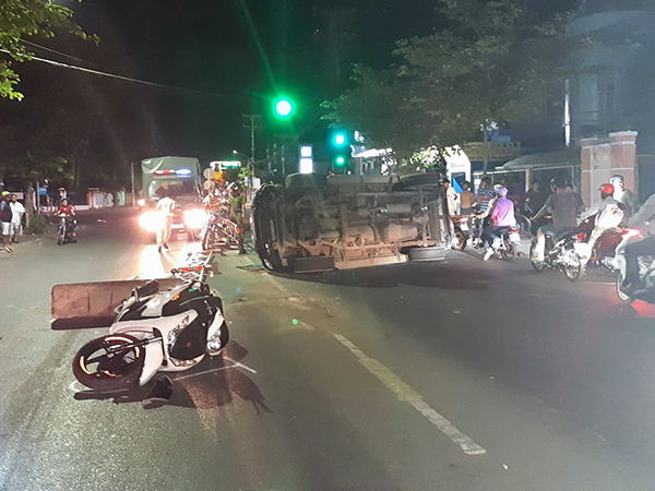 Ô tô biển xanh tông xe SH rồi 'phơi bụng' giữa đường