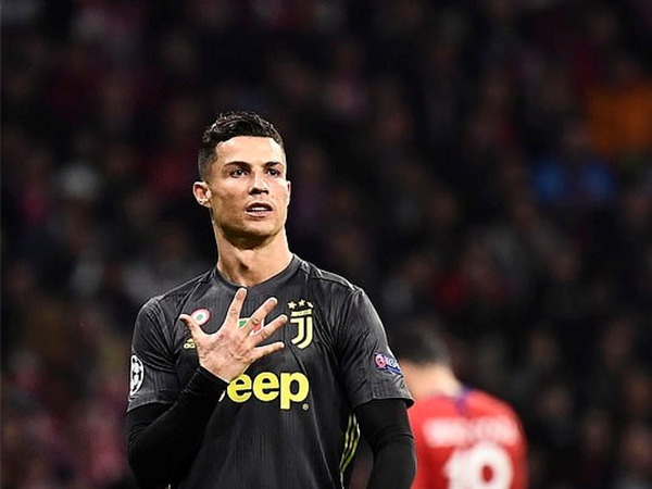Ronaldo và đồng đội dự tiệc cùng 60 người mẫu