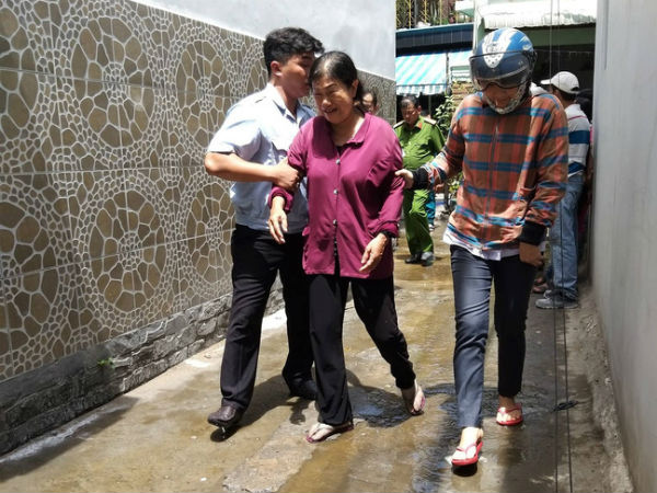 TP.HCM: Cháy 2 căn nhà trong hẻm, người phụ nữ lớn tuổi ngã quỵ, gào khóc vì mất hết tài sản