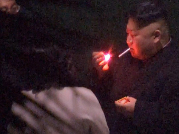 Vì sao ông Kim Jong Un chỉ dùng diêm mà không dùng bật lửa khi hút thuốc?
