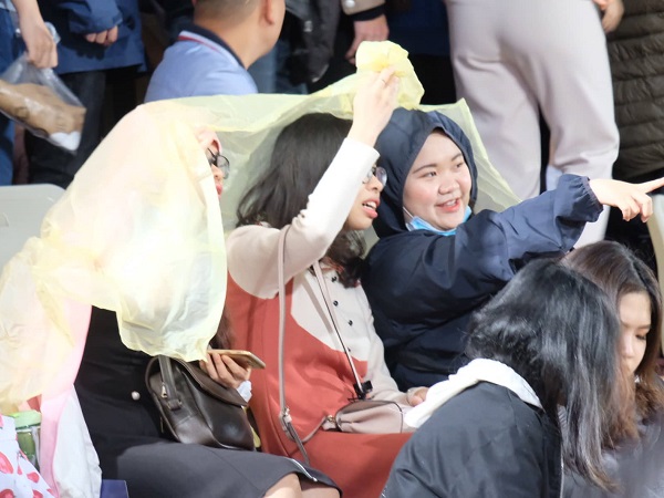 CĐV Hà Nội đội mưa đi xem Derby Thủ đô sau 10 năm chờ đợi