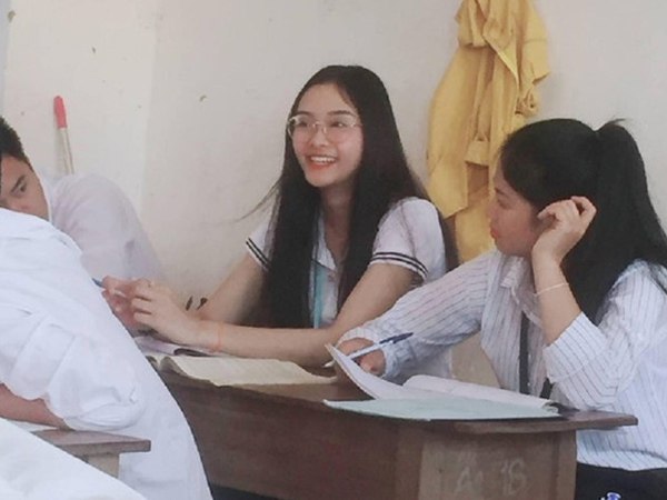 Cô giáo thực tập người Lào xinh như hot girl trong bức ảnh chụp lén