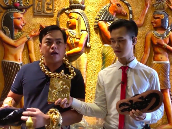 'Đại gia vàng' nổi tiếng Sài Thành khoe sản xuất 500 đôi dép đính vàng với giá 5 triệu đồng/đôi để lấy tiền làm từ thiện