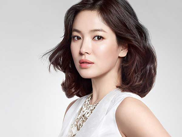 Dù luôn xuất hiện với vẻ rạng rỡ nhất có thể nhưng động thái này của Song Hye Kyo lại chứng minh cô bị ảnh hưởng nhiều bởi tin đồn ly hôn