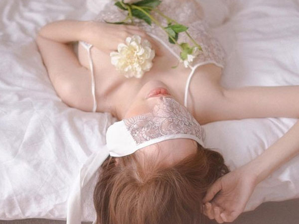 Elly Trần đăng ảnh diện nội y ren xuyên thấu gây tranh cãi