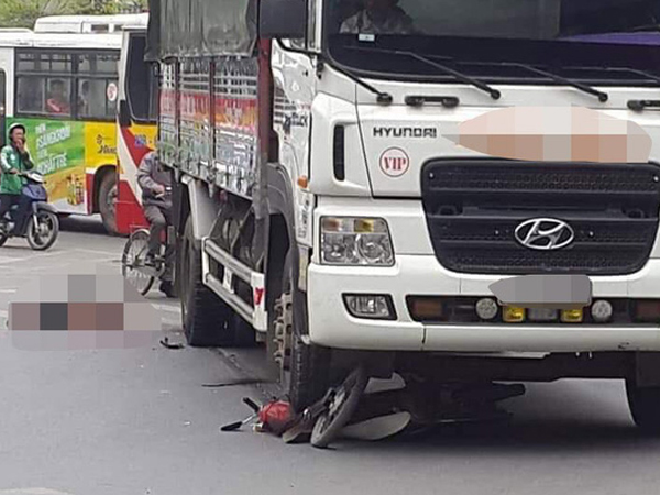 Người đàn ông bị xe tải đi cùng chiều đâm tử vong tại ngã tư ở Hà Nội