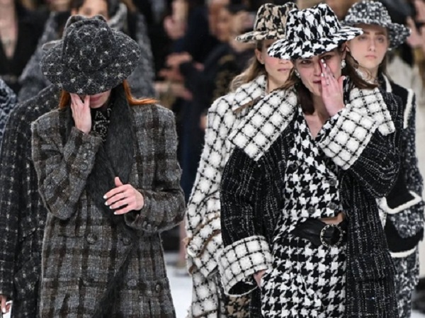 Người mẫu òa khóc trên sàn diễn cuối cùng của Karl Lagerfeld