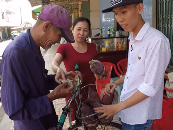 Ông cụ 83 tuổi lưng còng, rong ruổi đạp xe hơn 20km đi bán chuối để kiếm tiền nuôi vợ khiến nhiều người nhói lòng