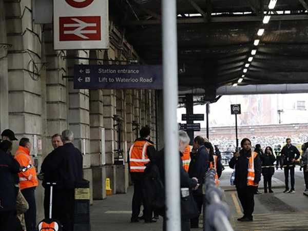 Sân bay và nhà ga thủ đô London nhận bom thư