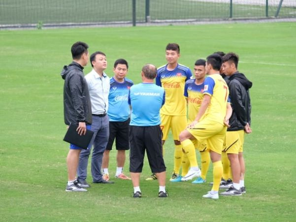 U23 Việt Nam tập buổi đầu tiên: Vắng 15 cầu thủ, thầy Park có 8 trợ lý hỗ trợ