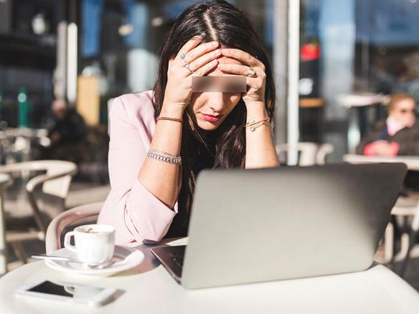 Xem máy tính của chồng, vợ chết đứng khi thấy ảnh khỏa thân của chị gái ruột
