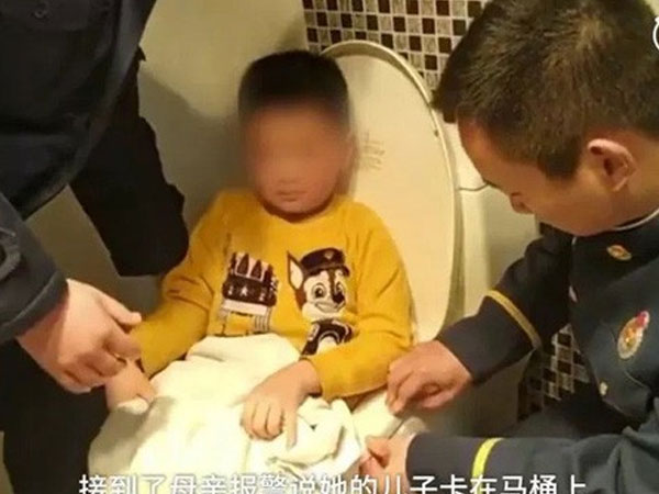 Bé trai 6 tuổi kêu khóc cầu cứu trong nhà vệ sinh, người nhà bước vào nhìn thấy trên tay đứa trẻ món đồ 'gây nghiện'