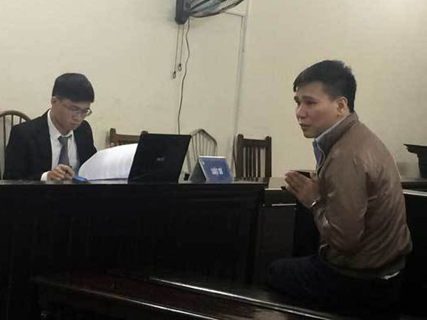 Ca sĩ Châu Việt Cường chắp tay trên ngực vái, xin lỗi mẹ cô gái mà mình nhét tỏi vào miệng dẫn đến tử vong