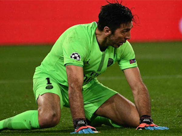CĐV của PSG: 'Hãy đặt Buffon vào quan tài'