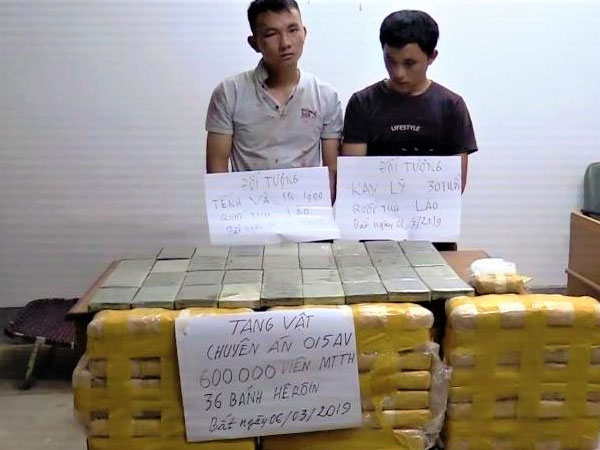 Chặn cặp đôi người nước ngoài tuồn 600.000 viên ma túy vào Việt Nam