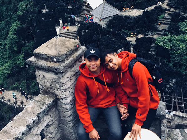 Chuyện tình đồng tính lãng mạn của 2 chàng trai tỏ tình ở Đà Lạt, dắt nhau về ra mắt và nhận được cái ôm của bố mẹ