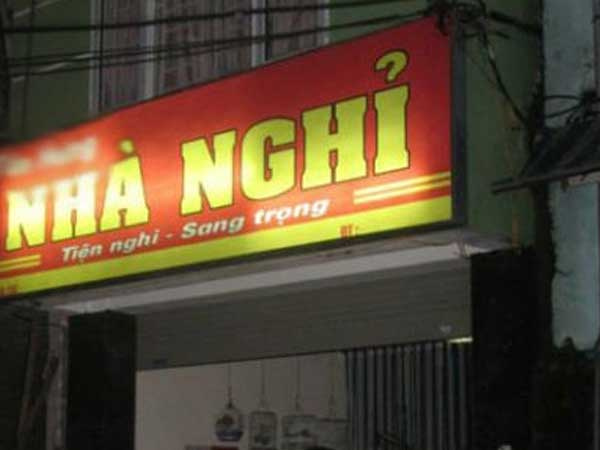 Cô giáo chung phòng với nam sinh dưới 16 tuổi trong khách sạn