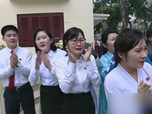 KCTV: Người Triều Tiên ở Hà Nội khóc nức nở khi gặp ông Kim Jong Un