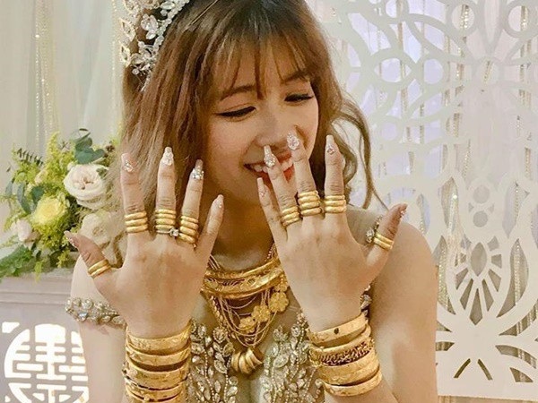 Lại thêm 1 cô dâu nữa khiến dân mạng ghen tị: Vàng đeo trĩu người còn chồng thì đẹp trai chẳng kém gì soái ca