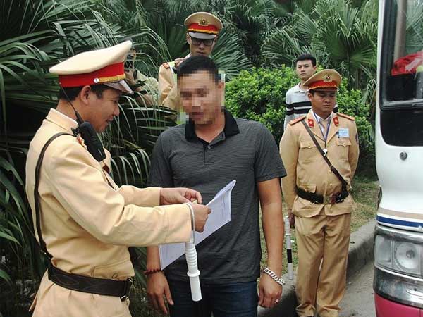 Nghiêm cấm công an đút tay túi quần khi làm nhiệm vụ
