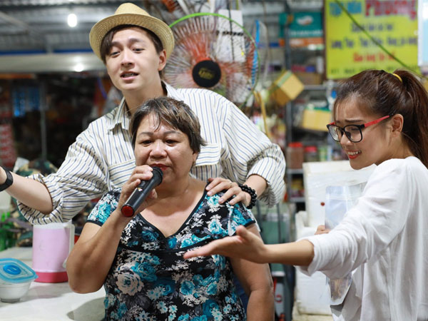 Ngô Kiến Huy và Hoàng Yến Chibi múa hát tưng bừng gây náo loạn chợ Côn Đảo