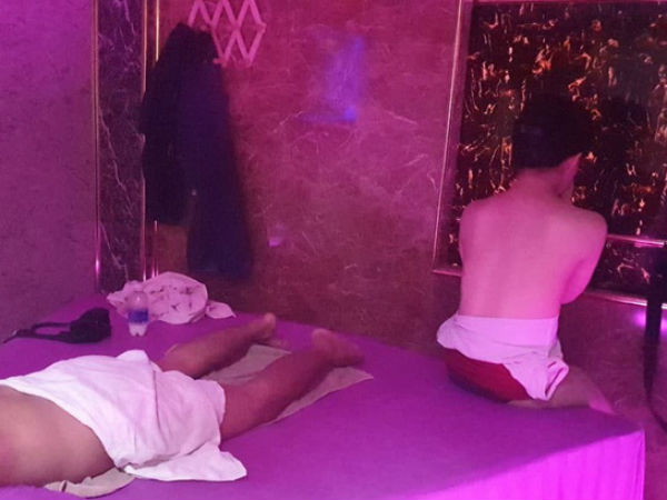 Nữ nhân viên 20 tuổi kích dục cho 'thượng đế' trong tiệm massage ở Sài Gòn