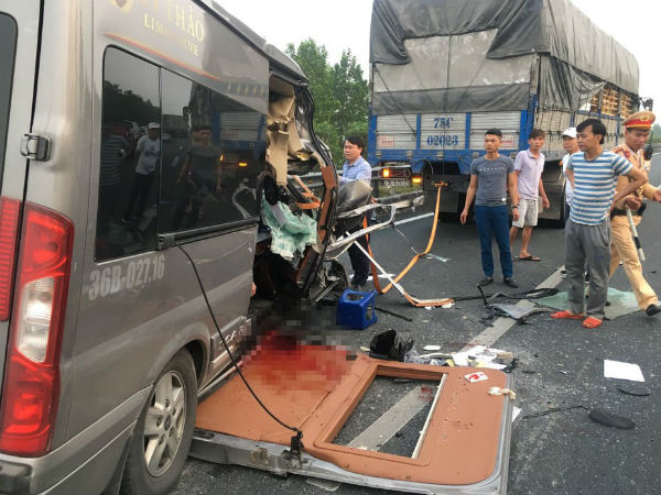 Tai nạn trên cao tốc Pháp Vân - Cầu Giẽ khiến 2 người chết: Xe Limousine chở khách chui