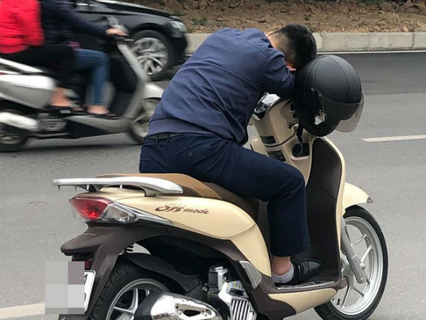 Thanh niên gục ngay trên xe SH giữa đường khiến bao người ngơ ngác chẳng hiểu lý do