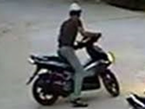 Trộm xe đang chạy trốn thì… hết xăng