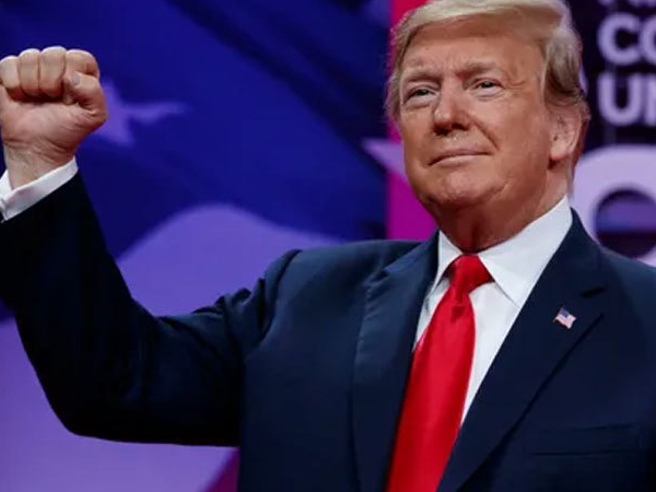 Vì sao ông Trump vẫn được tín nhiệm trong thế 'tứ bề thọ địch'?