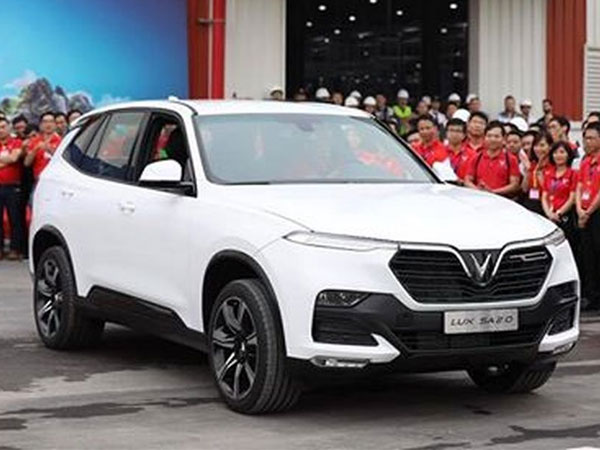 Video: Chiếc xe VinFast đầu tiên lăn bánh trên đường thử