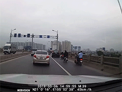 Video: Ôtô lật trên cầu Vĩnh Tuy một cách khó hiểu