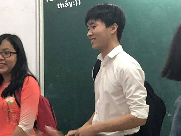 Ảnh chụp lén thầy giáo trẻ tuổi đẹp như trai Nhật khiến dân tình 'náo loạn'