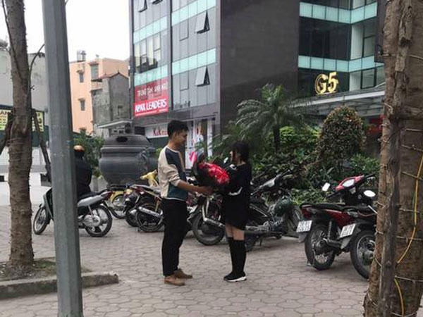 Đi giao hoa ngày 8/3, chàng shipper dở khóc dở cười khi mọi người xung quanh nồng nhiệt cổ vũ 'hôn đi'