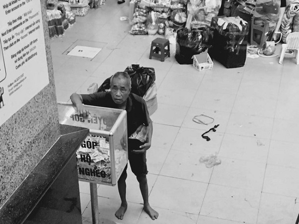 'Giàu có' như ông cụ vô gia cư, đi xin cả ngày được vài đồng lẻ vẫn đem đi ủng hộ người nghèo