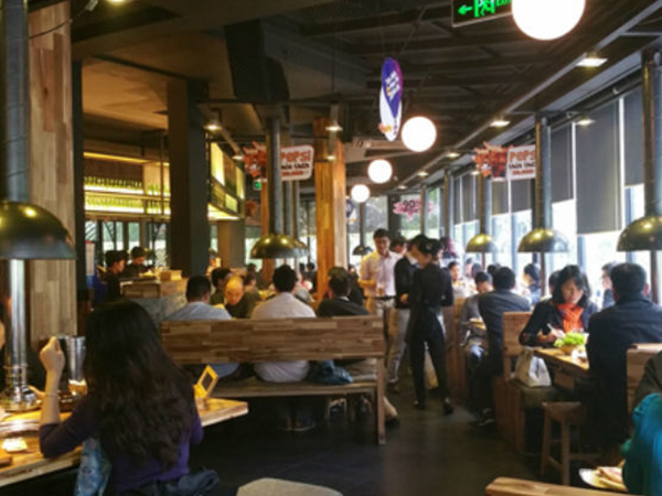 Hàng ăn chật kín khách 8/3: Chạy 9 nơi, xin trả thêm tiền vẫn đành 'bó tay'