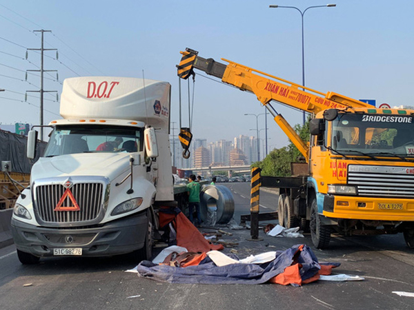 Kinh hãi nhiều cuộn thép 'khủng' từ xe đầu kéo văng xuống xa lộ Hà Nội