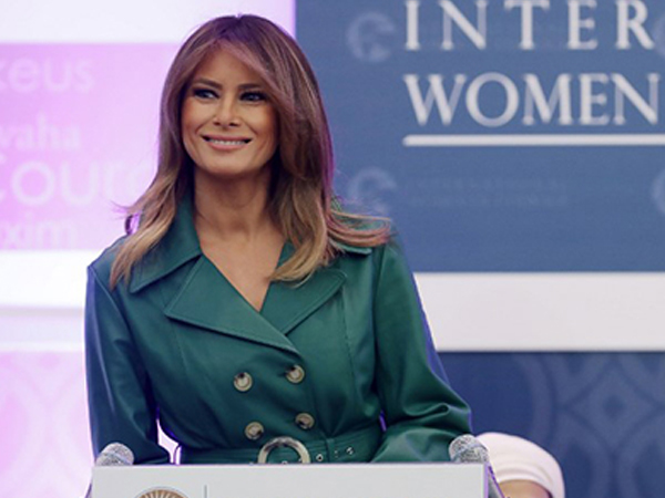 Melania diện áo khoác da gần 1.600 USD trao giải thưởng cho phụ nữ