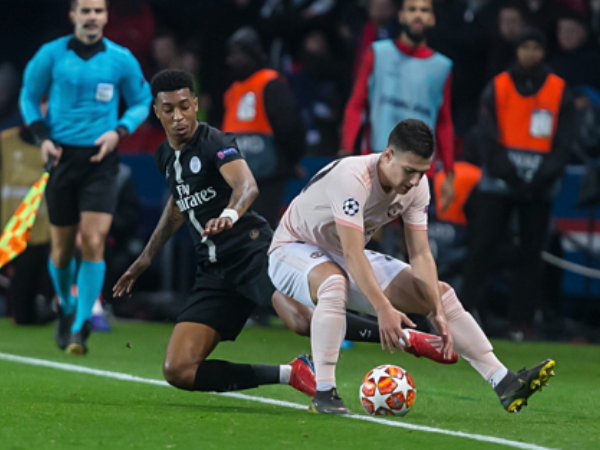 Một CĐV M.U bị tấn công bằng dao sau chiến thắng trên sân của PSG